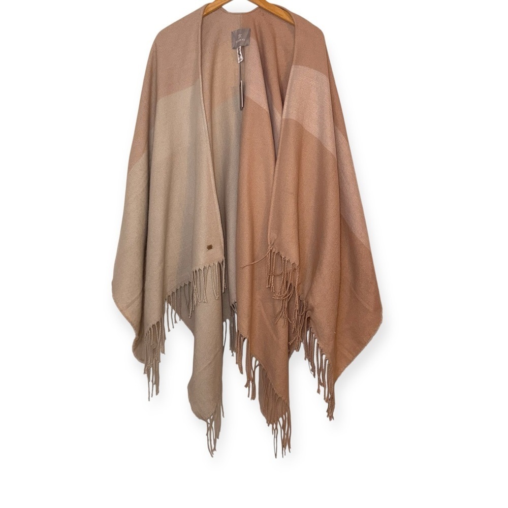 NWT Colorblock Fringe Ruana Shawl Wrap Poncho Beige Blush One Size - Picture 7 of 11